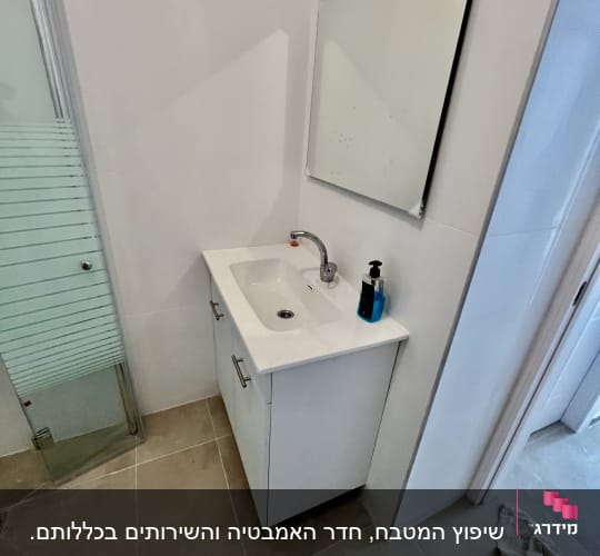 כיור חדש עם ארון ומראה בחדר אמבטיה